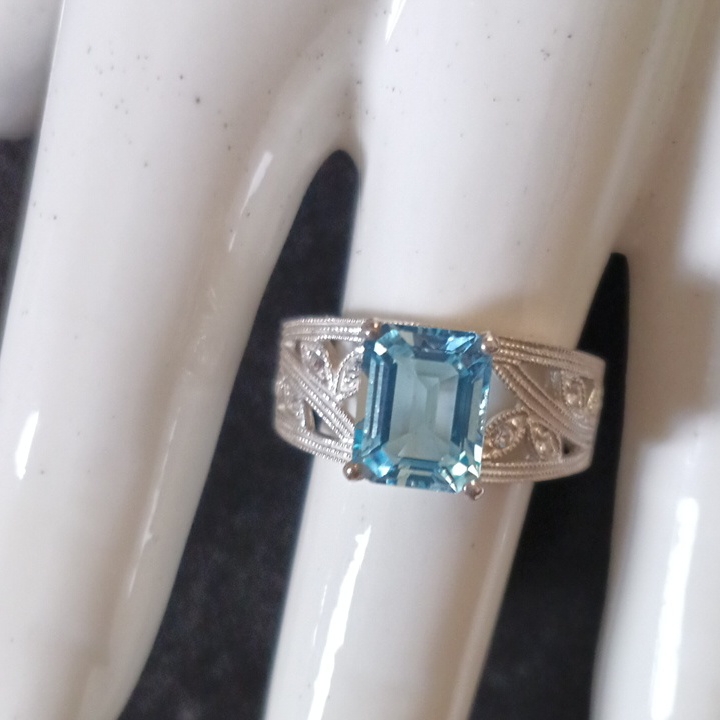 Elegant Sterling Silver Ring With Aquamarine Gemstone Size 11 35$